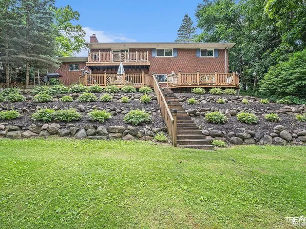 13271 Pomona Dr, Fenton, MI 48430