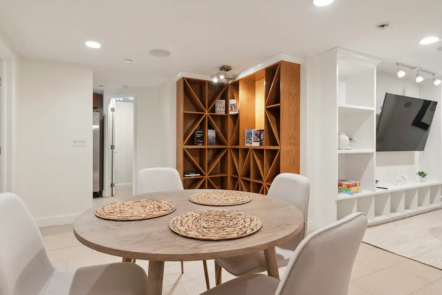 2 bed, 1200 sqft, $2,200 — Photo 1