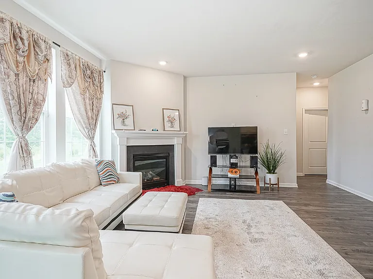 32 Westmont Dr #2 — Photo 6