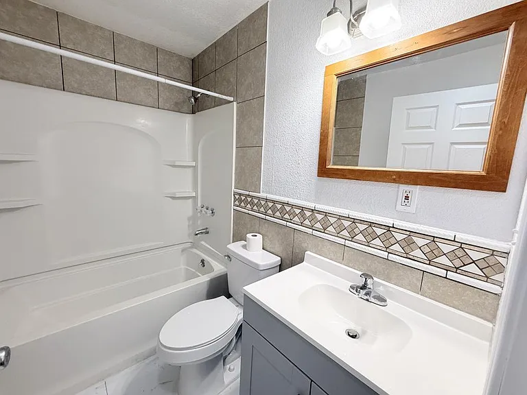610 W Avenue B — Photo 26
