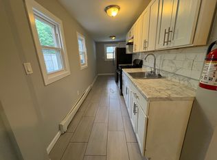 690 S 18th St, Newark, NJ 07103