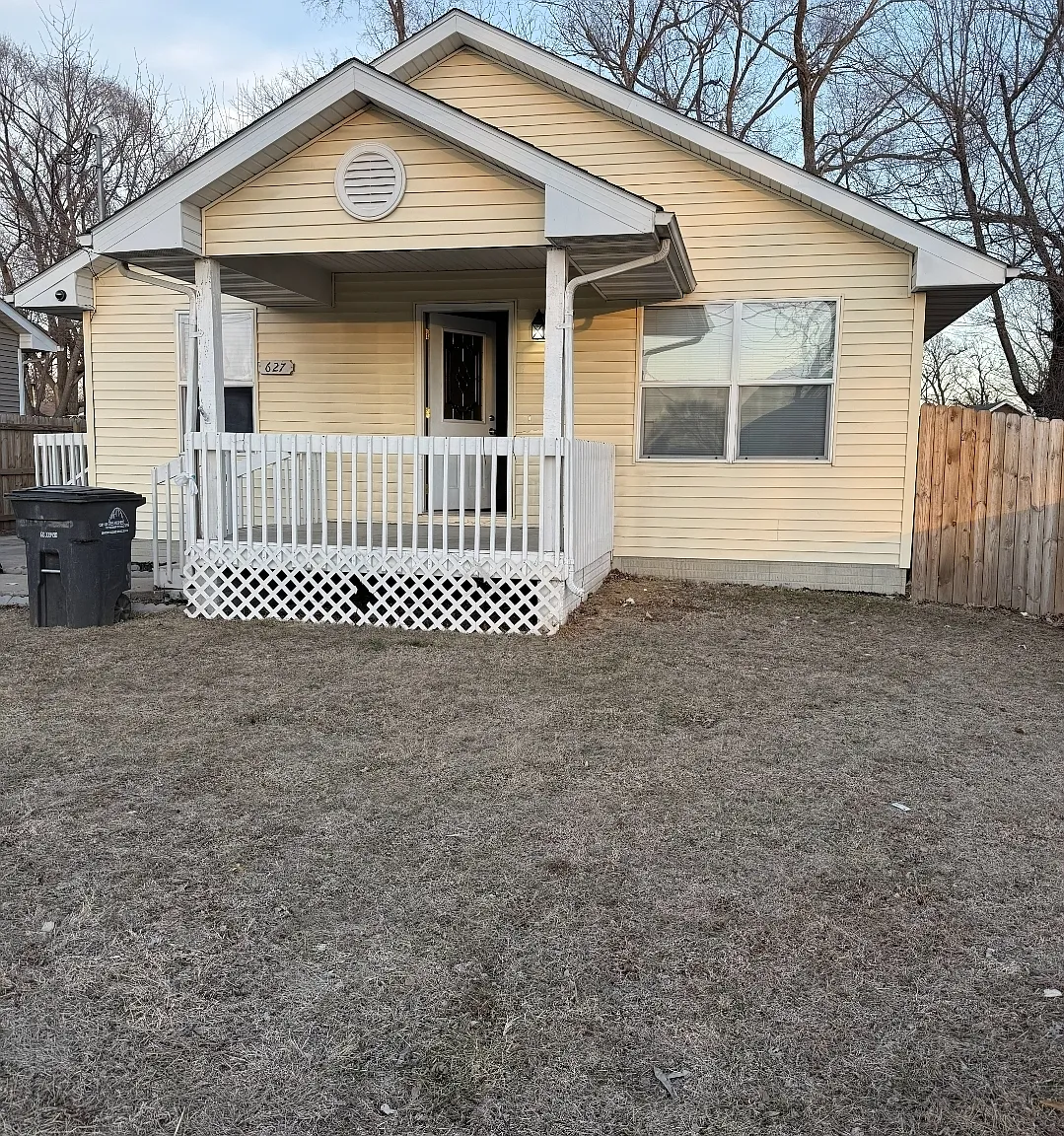 3 bed, 1.5 bath, 1070 sqft, $1,600 — Photo 1