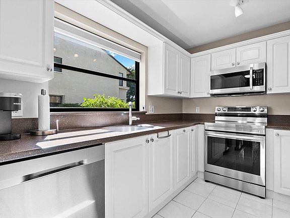 3rd image of 3323 Lucerne Park Drive