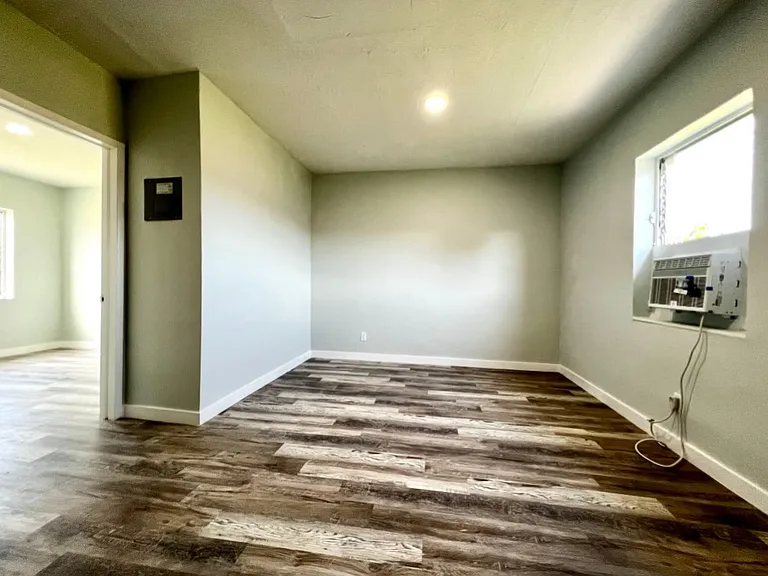 806 NW 7th Ter — Photo 5