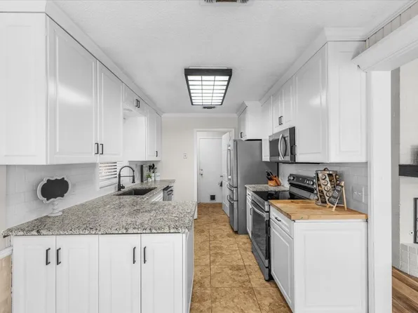 4704 Burning Springs Dr, Arlington, TX 76017