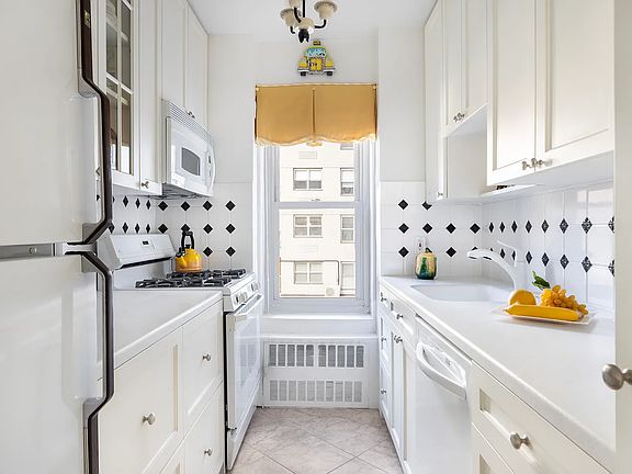 5th image of 2 5th Ave APT 3K