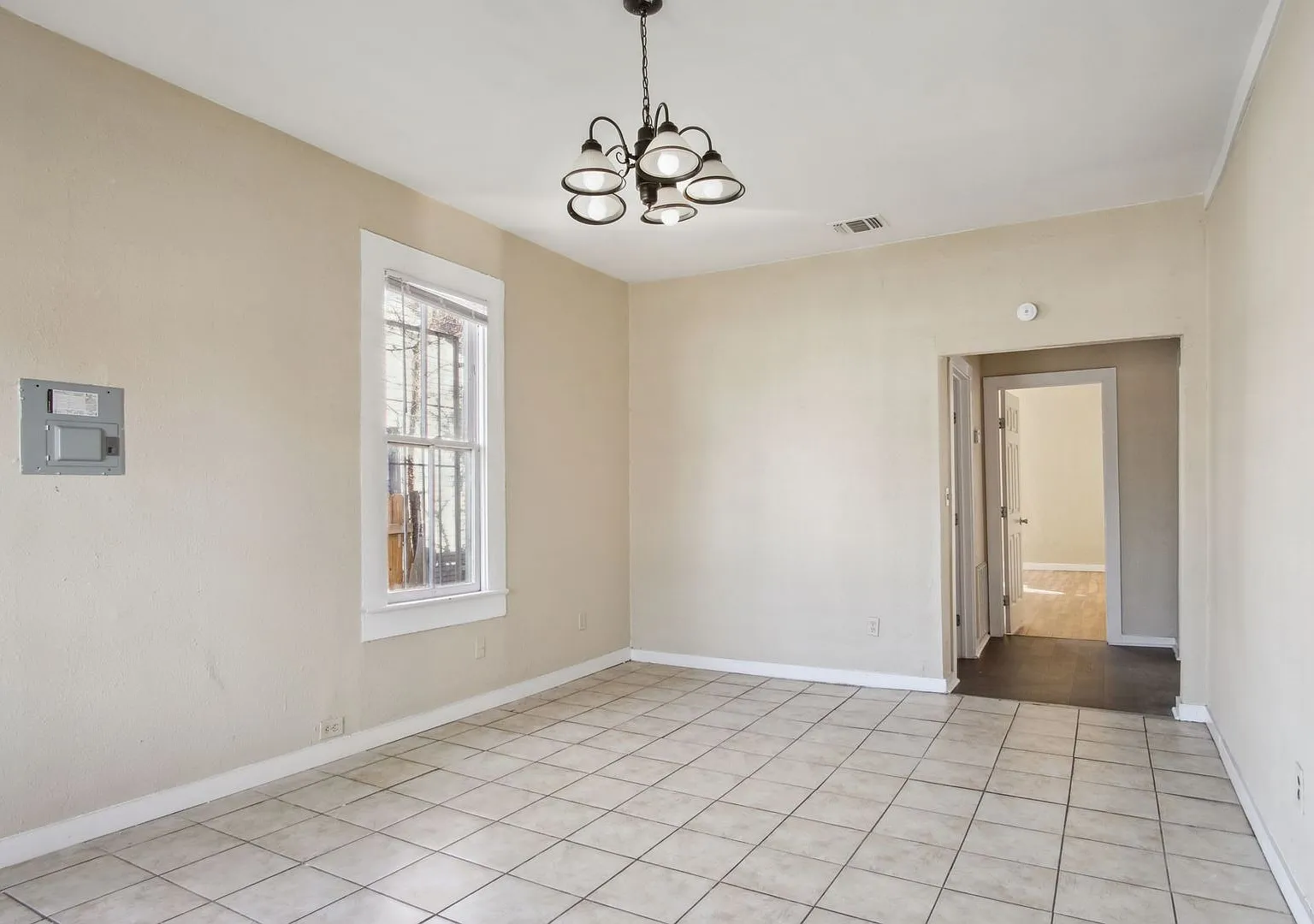 Charming 2BR 1BA Near Downtown — Photo 4