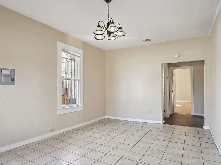 1518 Burnet St — Photo 4