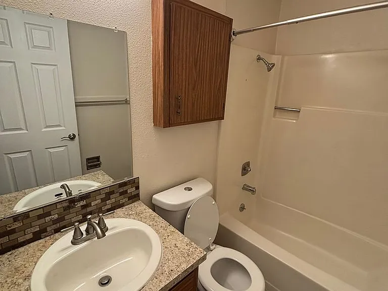 1 Bedroom 1 Bathroom at Hollywood Park Apartments — Photo 25
