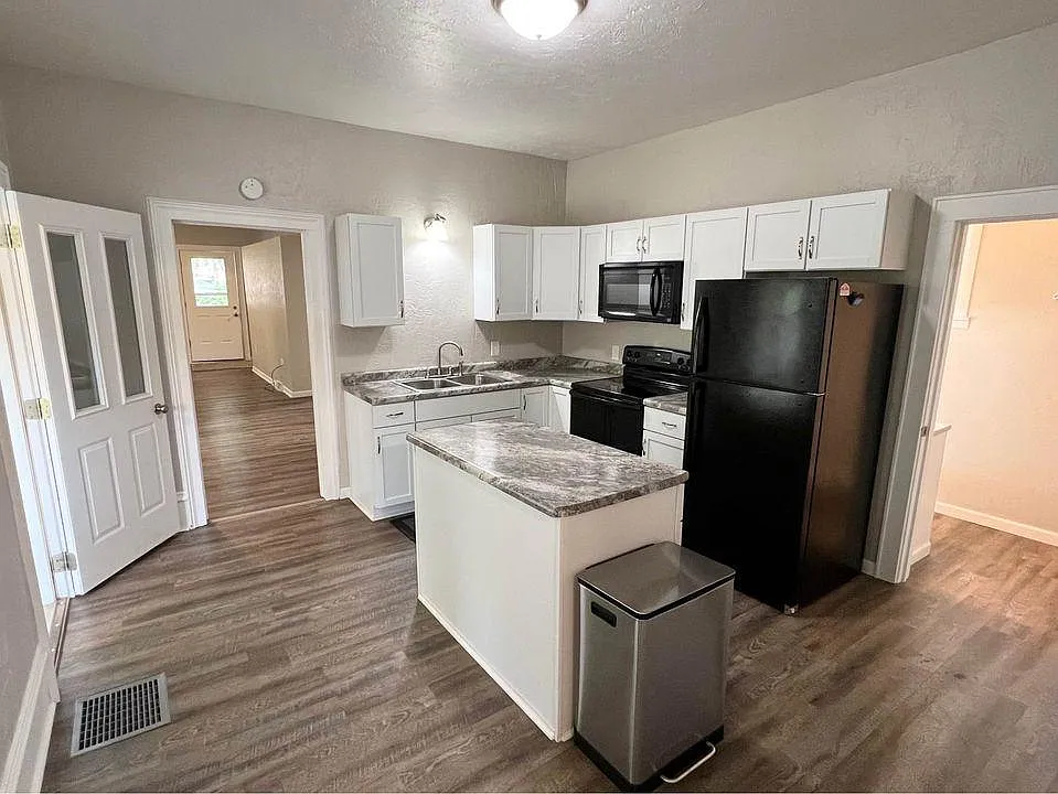 3 bed, 1100 sqft, $1,500 — Photo 2