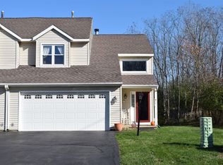 981 Sterling Ridge Dr, Rensselaer, NY 12144