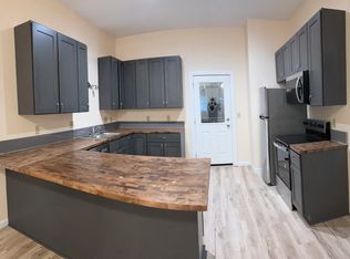 390 E Bay St, Milwaukee, WI 53207