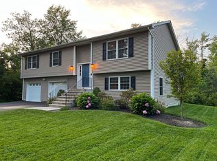 8 Knollwood Dr, Newtown, CT 06470