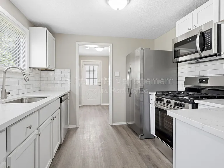 24440 Sylvan Ave — Photo 3