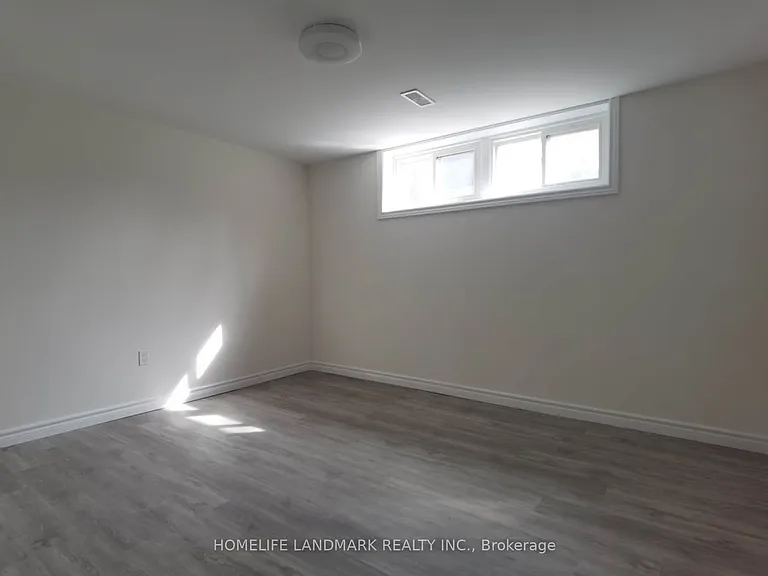 1052 Elgin St #LOWER — Photo 9