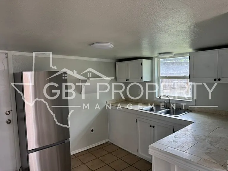 324 E Castlewood Dr #B — Photo 1