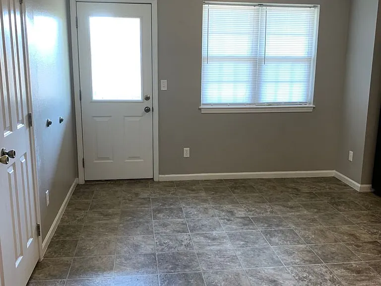 102 Fleetwood Dr — Photo 7
