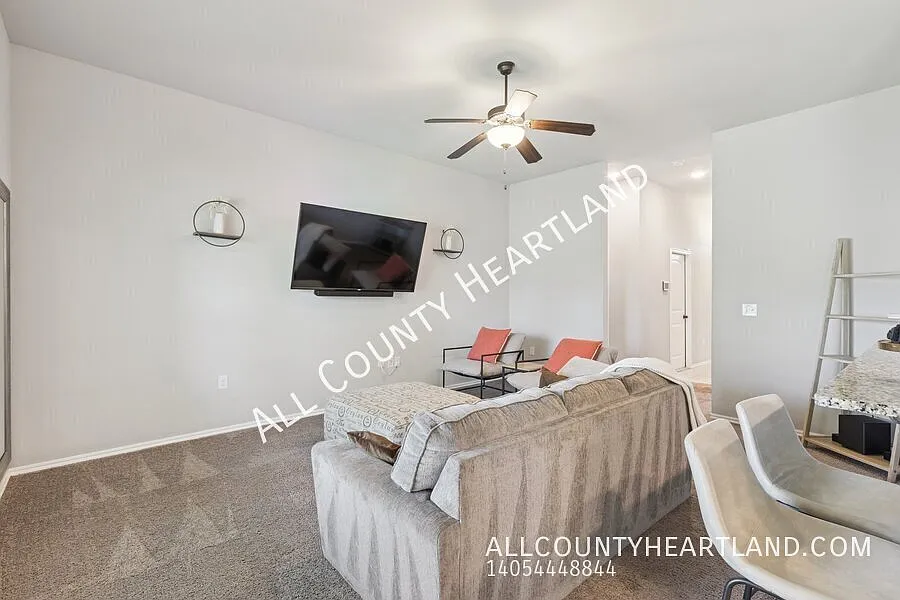 Beautiful 3 Bedroom House in Yukon! — Photo 4