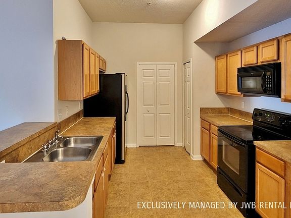 3rd image of 5200 Playpen Dr Unit 4