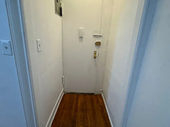 240 Nagle Avenue image 1 of 6