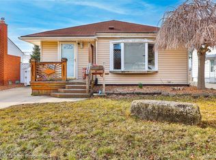 28547 Cambridge St, Garden City, MI 48135