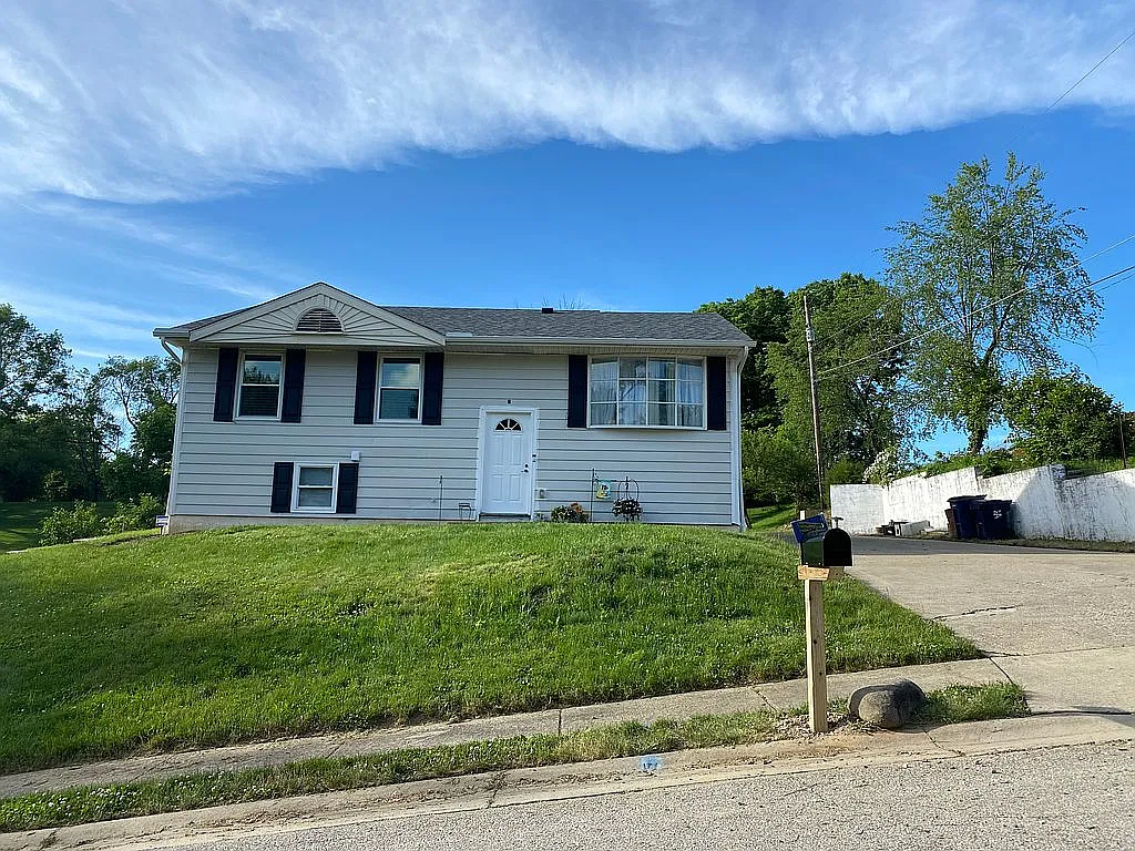 450 Huntsworth Dr photo 1