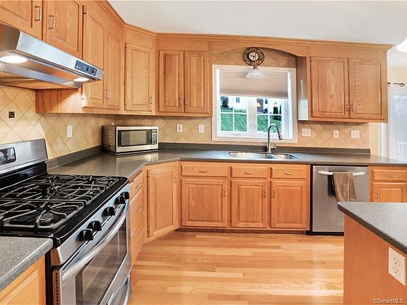 3rd image of 29 Barn Hill Ln