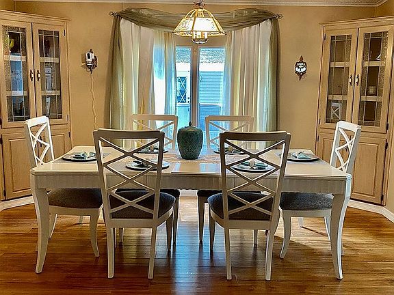 5th image of 655 Hyde Park Cir W