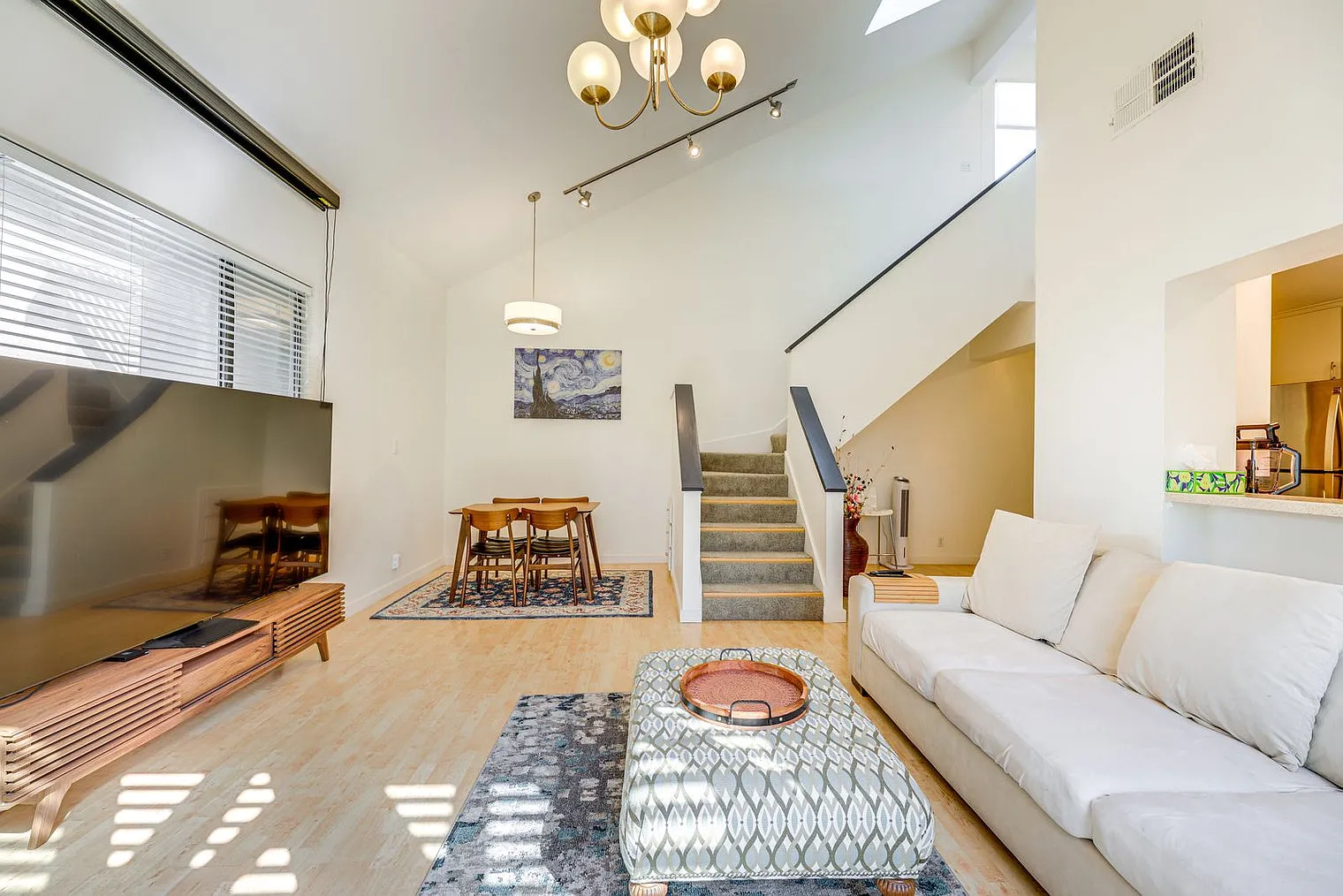 2 bed, 2.0 bath, 1334 sqft, $3,128 — Photo 2