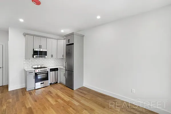 Rented by Real Street Inc | media 7