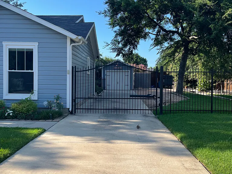 420 E Franklin St — Photo 12
