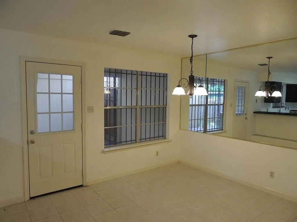 4 bed, 2.5 bath, 1830 sqft, $1,999 — Photo 4