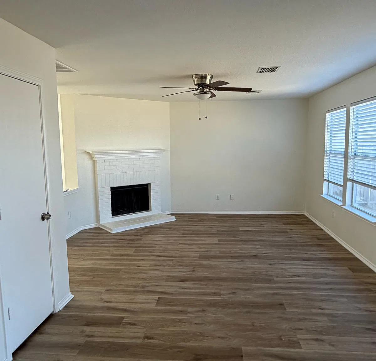 3 bed, 2000 sqft, $1,890 — Photo 2