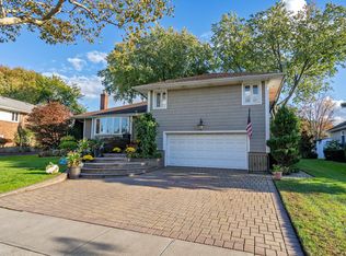 2024 Wellington Ct, Westbury, NY 11590