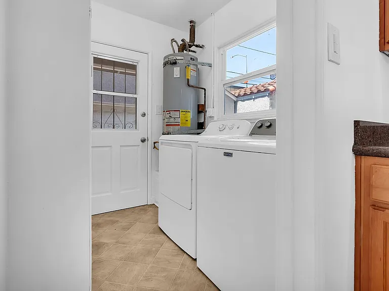 1833 Lees Ave — Photo 6