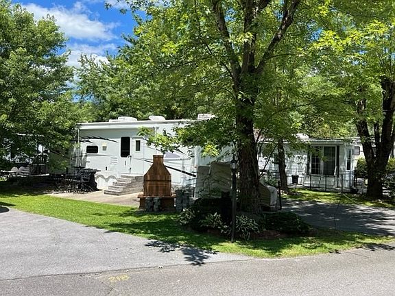 2nd image of 4229 E Pkwy #219
