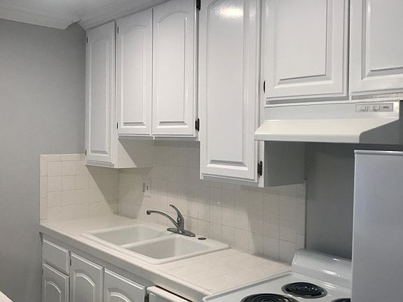 4th image of 2414 S Barrington Ave #207