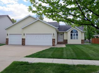 1129 Sommerset Pl, West Fargo, ND 58078