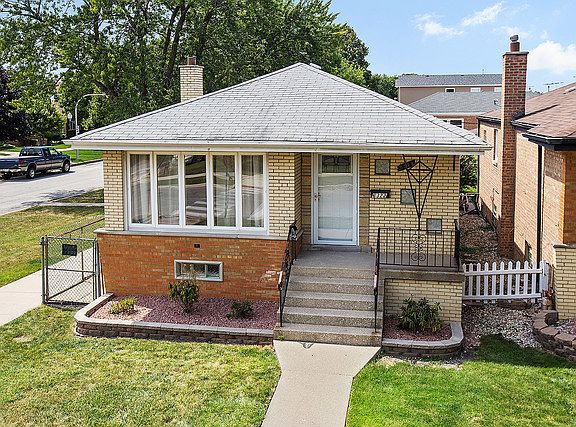 2nd image of 6322 S Oak Park Ave