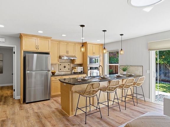 3rd image of 864 Laburnum Dr
