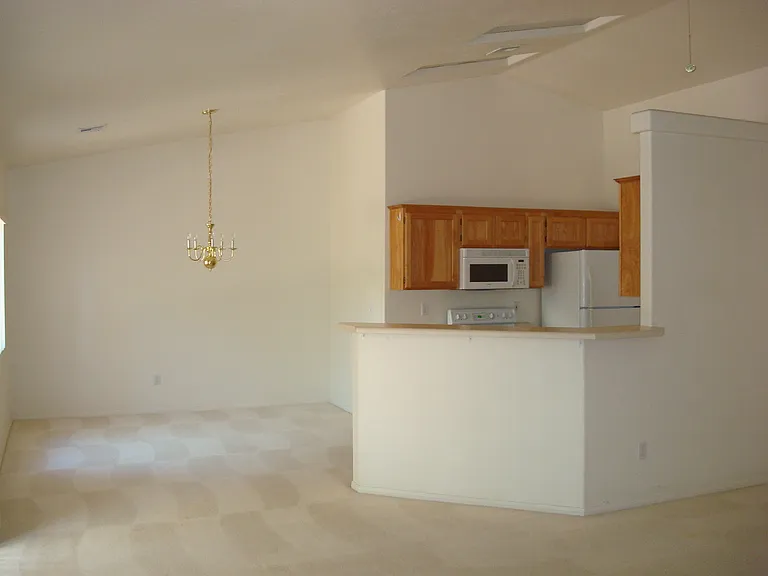325 Muscat Dr — Photo 2
