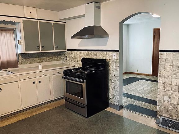3rd image of 16 Stuyvesant St