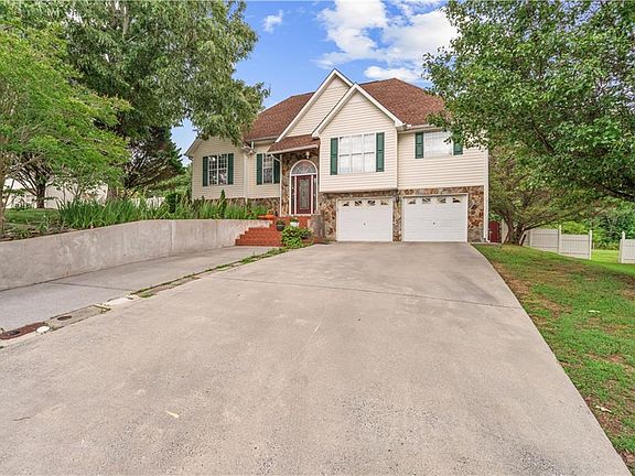 2nd image of 391 Wildwood Cir SE