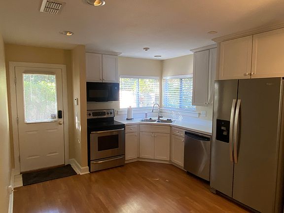 Eat-in kitchen