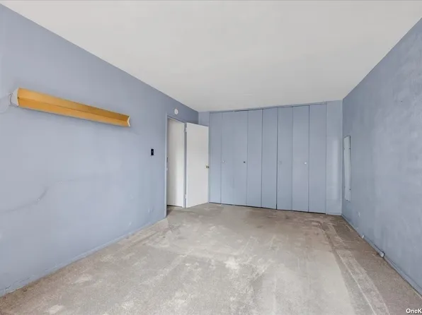 61-20 Grand Central Parkway image 13 of 23