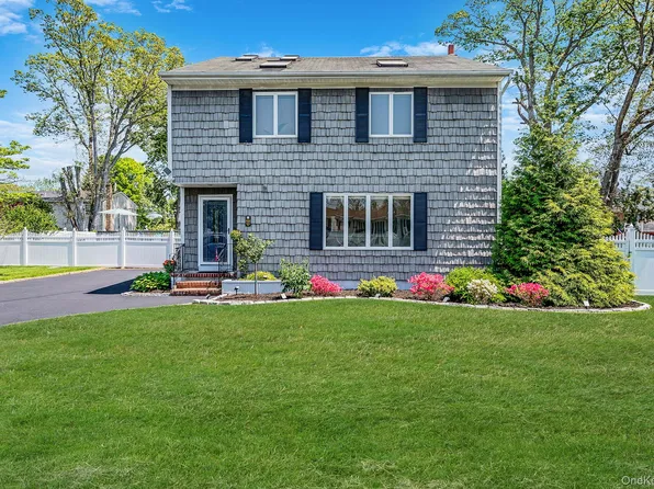935 Sterling Place, West Babylon, NY 11704