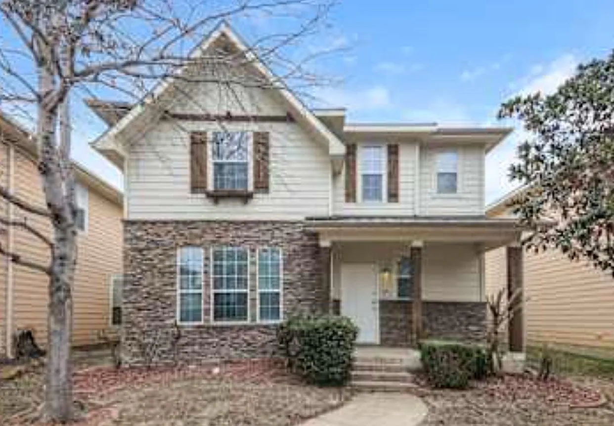 3 bed, 2.5 bath, 3871 sqft, $1,500 — Photo 1