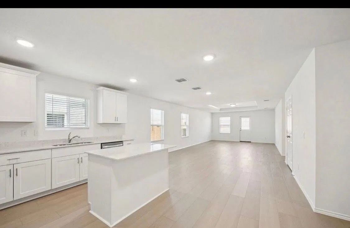 3 bed, 2.0 bath, 1721 sqft, $2,250 — Photo 2