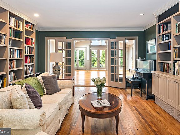 3rd image of 214 Wardour Dr