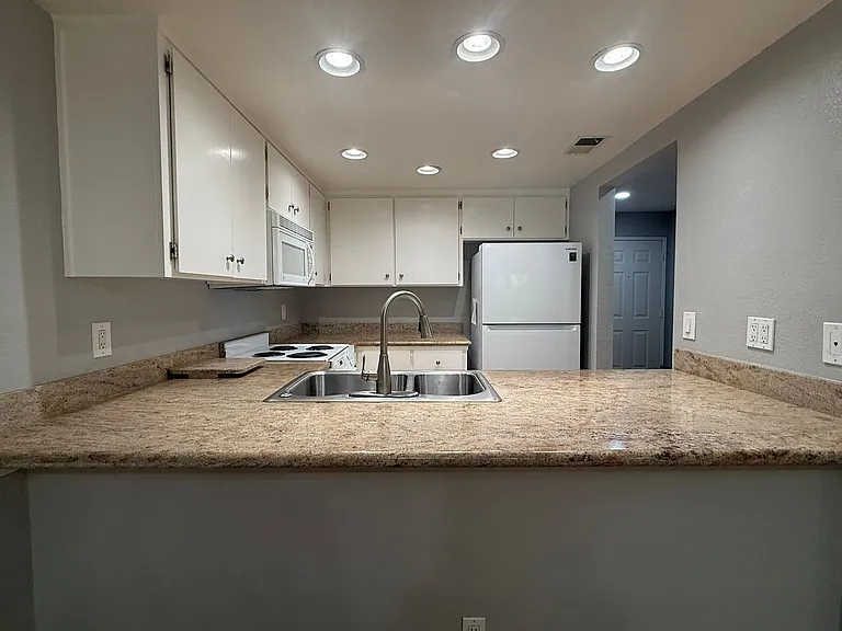 666 W Sunnyoaks Ave — Photo 3